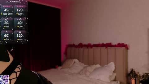 Nicole Moore online show from 10/31/25, 02:51