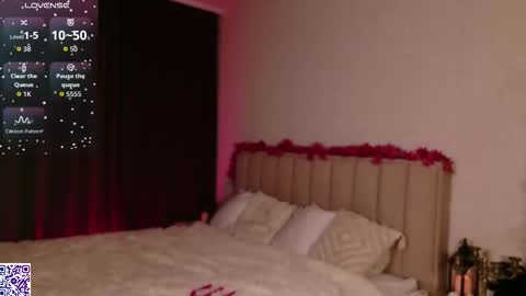 Nicole Moore online show from 11/01/25, 02:52