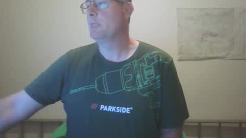 Snapshot of lerase40 chatting on 11/14/25, 05:06 homquisgode online show from 11/14/25, 05:06