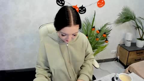 Lesley online show from 10/12/25, 04:00