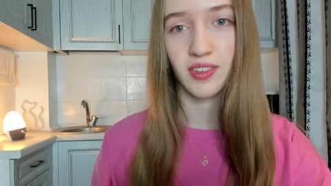 Snapshot of leslie_my_lovee chatting on 10/25/25, 02:35 LESLIE online show from 10/25/25, 02:35