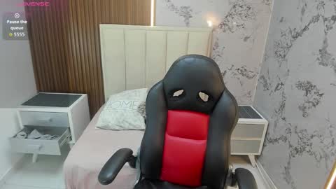 Snapshot of leslysimpson chatting on 02/20/26, 07:58 online show from 02/20/26, 07:58