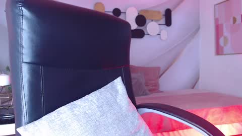 Less  online show from 12/03/24, 06:28