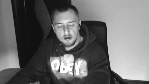 Snapshot of lev1ngston chatting on 10/27/25, 10:47 lev1ngston online show from 10/27/25, 10:47