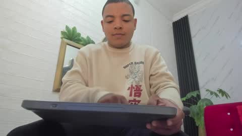 L E V I online show from 06/01/26, 04:36