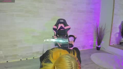 Lexi online show from 10/21/25, 06:25