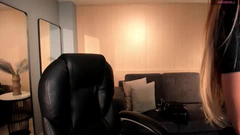 Lexie  online show from 10/16/25, 09:27