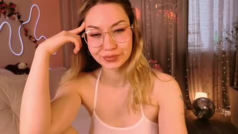 Snapshot of leyalayla chatting on 04/10/26, 05:01 Lily online show from 04/10/26, 05:01