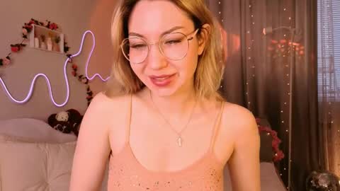 Snapshot of leyalayla chatting on 04/11/26, 07:45 Lily online show from 04/11/26, 07:45