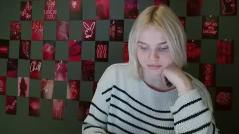Snapshot of leyla_le chatting on 09/18/25, 06:37 Leyla online show from 09/18/25, 06:37