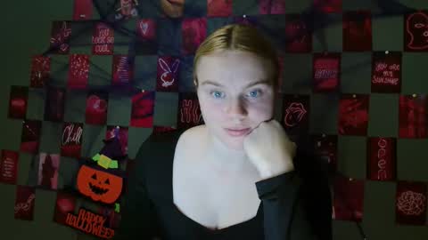 Snapshot of leyla_le chatting on 10/06/25, 06:33 Leyla online show from 10/06/25, 06:33