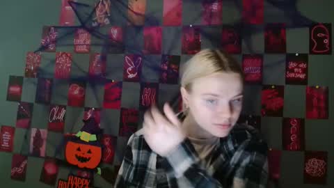 Snapshot of leyla_le chatting on 10/14/25, 06:03 Leyla online show from 10/14/25, 06:03