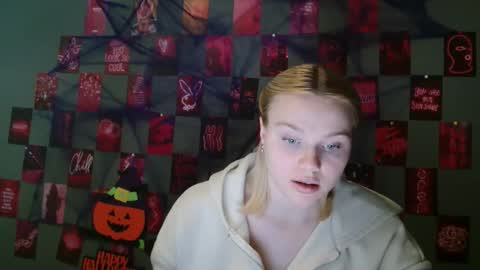 Snapshot of leyla_le chatting on 10/15/25, 06:57 Leyla online show from 10/15/25, 06:57