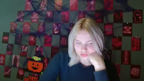Snapshot of leyla_le chatting on 10/18/25, 06:16 Leyla online show from 10/18/25, 06:16