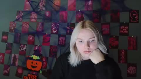 Snapshot of leyla_le chatting on 10/23/25, 06:13 Leyla online show from 10/23/25, 06:13
