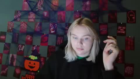 Snapshot of leyla_le chatting on 10/28/25, 07:34 Leyla online show from 10/28/25, 07:34