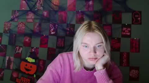 Snapshot of leyla_le chatting on 10/29/25, 07:21 Leyla online show from 10/29/25, 07:21