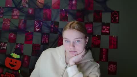 Snapshot of leyla_le chatting on 10/30/25, 07:43 Leyla online show from 10/30/25, 07:43