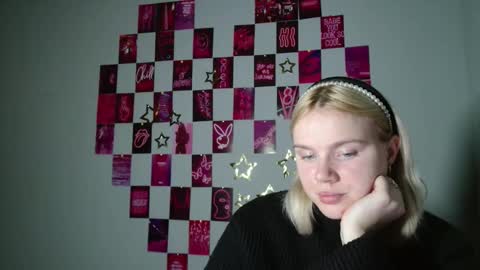 Snapshot of leyla_le chatting on 11/06/25, 07:09 Leyla online show from 11/06/25, 07:09