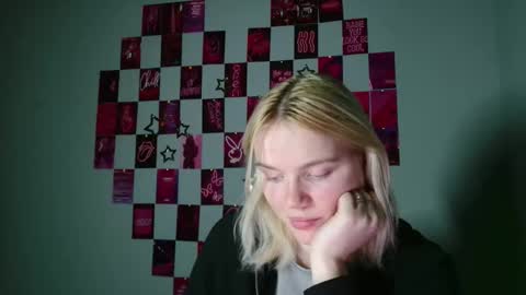 Snapshot of leyla_le chatting on 11/12/25, 07:09 Leyla online show from 11/12/25, 07:09