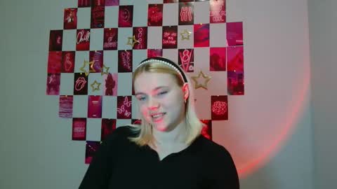 Snapshot of leyla_le chatting on 11/18/25, 09:36 Leyla online show from 11/18/25, 09:36