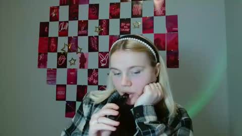 Snapshot of leyla_le chatting on 11/19/25, 08:25 Leyla online show from 11/19/25, 08:25