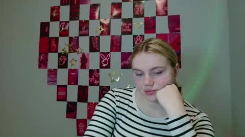 Snapshot of leyla_le chatting on 11/20/25, 07:08 Leyla online show from 11/20/25, 07:08