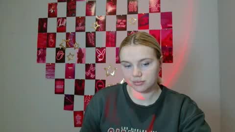 Snapshot of leyla_le chatting on 11/24/25, 07:52 Leyla online show from 11/24/25, 07:52