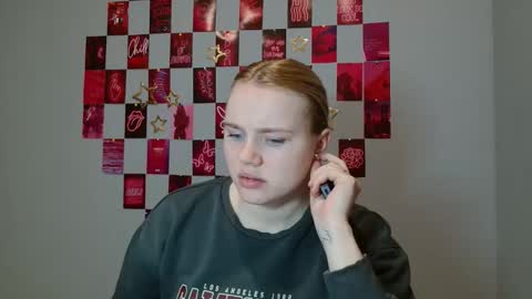 Snapshot of leyla_le chatting on 12/05/25, 07:06 Leyla online show from 12/05/25, 07:06