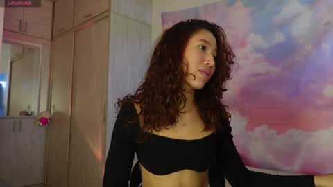 Snapshot of leyre_lerr chatting on 11/07/25, 06:52 Jessica online show from 11/07/25, 06:52