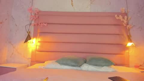 Snapshot of lezy_ chatting on 10/19/25, 11:27 LEZY online show from 10/19/25, 11:27