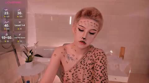 Lisa online show from 10/22/25, 01:17