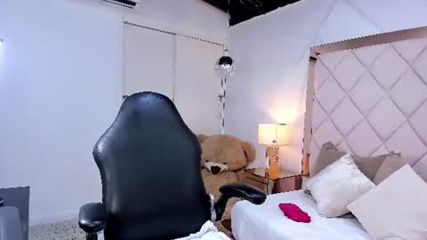 Snapshot of lia_damasco chatting on 07/12/26, 07:27 Lia online show from 07/12/26, 07:27