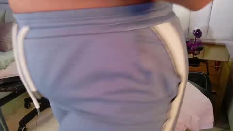 Snapshot of lia_mariana chatting on 10/21/25, 06:08 lia_mariana online show from 10/21/25, 06:08