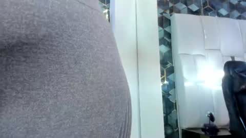 Snapshot of lia_mariana chatting on 06/19/26, 05:45 lia_mariana online show from 06/19/26, 05:45