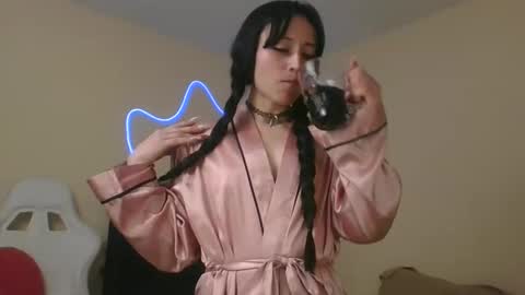 Little Queen Lia  online show from 11/22/25, 02:21