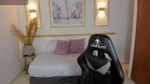 Lia  online show from 11/16/25, 02:28