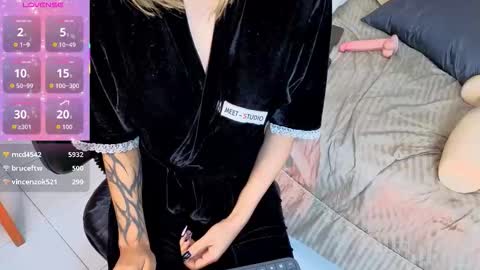 lia summer1 online show from 11/25/25, 07:19