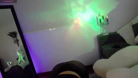 Lia online show from 10/17/25, 12:25