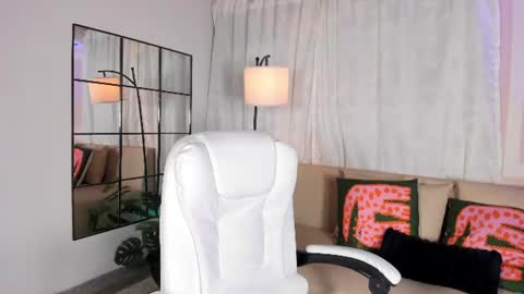 Lia online show from 06/17/26, 12:18