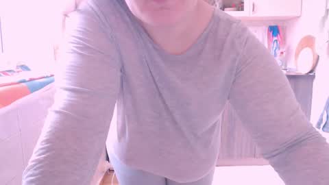 Snapshot of liahsofty chatting on 12/24/24, 09:28 miss Lia colection for travel online show from 12/24/24, 09:28