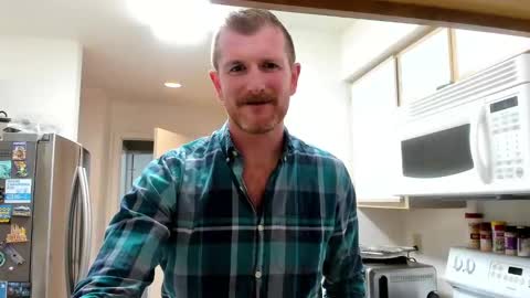 Snapshot of liam_1985 chatting on 02/15/25, 01:10 Liam online show from 02/15/25, 01:10