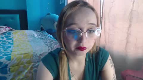 Snapshot of liaroberts1 chatting on 02/01/25, 12:05 Lia Roberts online show from 02/01/25, 12:05