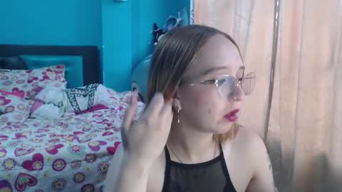 Snapshot of liaroberts1 chatting on 03/07/25, 11:51 Lia Roberts online show from 03/07/25, 11:51