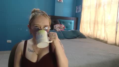 Snapshot of liaroberts1 chatting on 09/13/25, 12:16 Lia Roberts online show from 09/13/25, 12:16