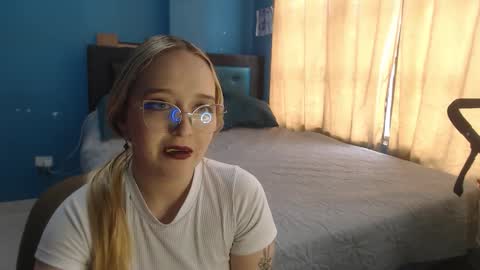 Snapshot of liaroberts1 chatting on 10/23/25, 12:26 Lia Roberts online show from 10/23/25, 12:26