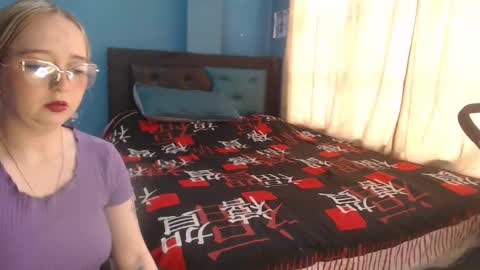 Snapshot of liaroberts1 chatting on 11/10/25, 12:15 Lia Roberts online show from 11/10/25, 12:15