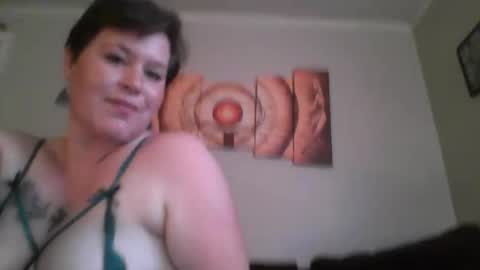Snapshot of life_as_lindz chatting on 10/19/25, 05:35 life_as_lindz online show from 10/19/25, 05:35