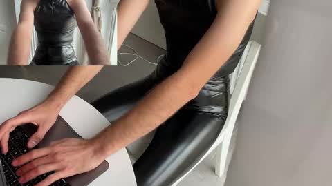 Snapshot of liferacw chatting on 09/25/25, 02:32 SofieXxxDoll online show from 09/25/25, 02:32