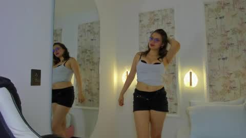 Snapshot of liiliie_petite chatting on 04/20/26, 06:53 L I I L I I E online show from 04/20/26, 06:53